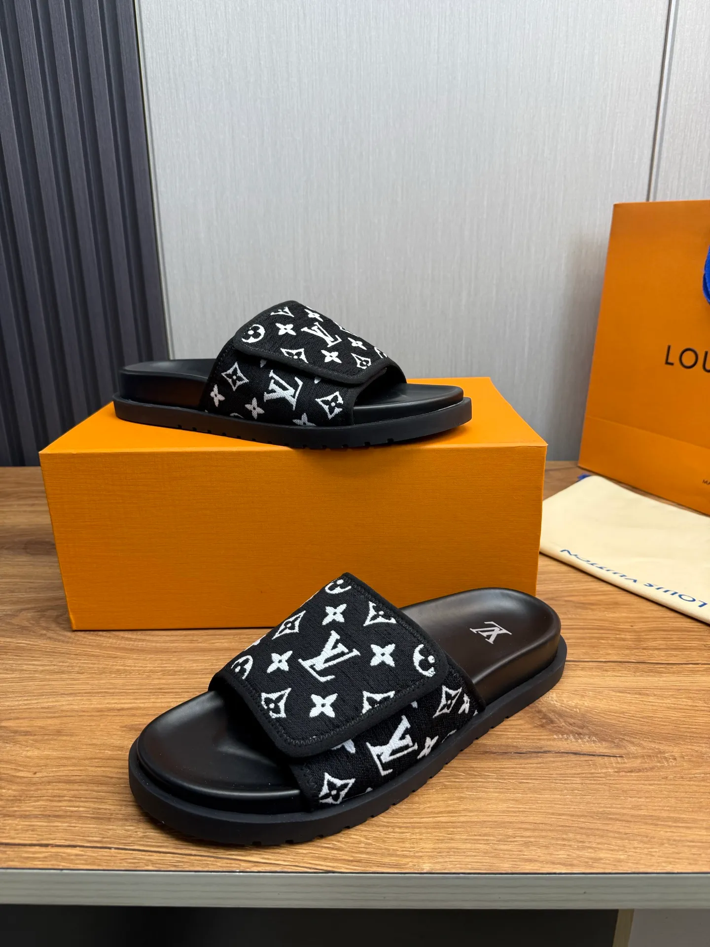 Men's shoes 💰340💰 ▪️LV's popular Little Red Book popular slippers hot sale: 1 shipment✅ Super textured and comfortable slippers, original TPU outsole. Authentic counter box drawer box packaging 🎁Size 38-45